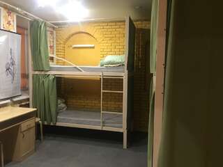 Хостел Сладкий Нижний Новгород Кровать в 6-местном общем номере-1